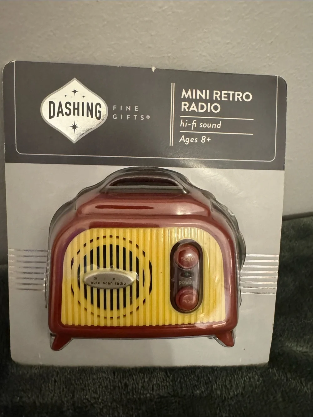 Súper Marío 20 oz tumbler and n Mini Retro Radio